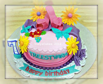 Shoes and Flowers Cake - Cake by Yusy Sriwindawati