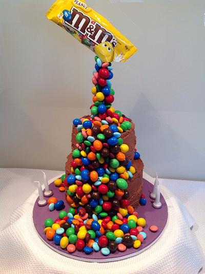 Peanut m&m cake  - Cake by Lolajanes