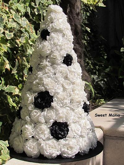 Black and white roses wedding cake - Cake by SweetMamaMilano