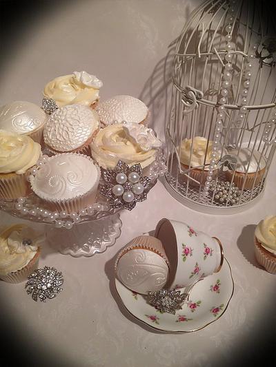 Vintage wedding cupcakes - Cake by Jenna