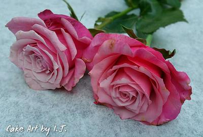 Real Rose and Gumpaste Rose - Cake by Cake Art by I.J. 