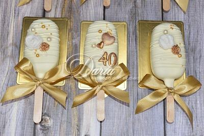 White and gold cakepopsicles - Cake by Daria Albanese