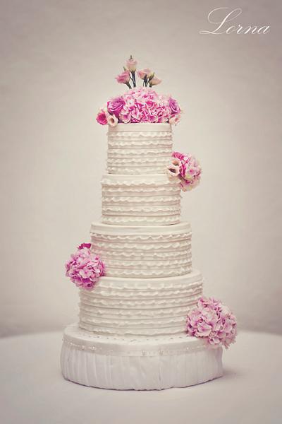 Wedding cake - Vintage & Ruffles  - Cake by Lorna