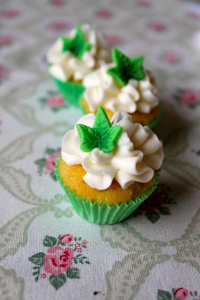 Ivy leaf mini cupcakes - Cake by Zoe's Fancy Cakes