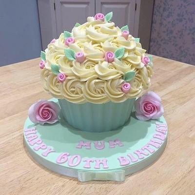 Beautiful Giant Cupcake - Cake by Sajocakes