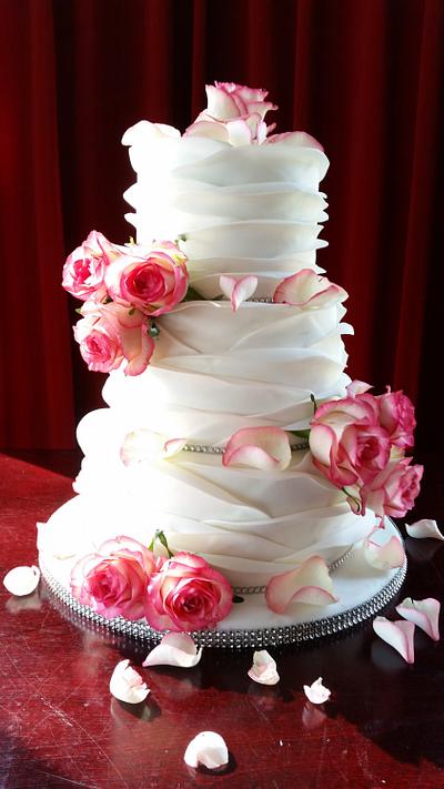 Shabby Chique ruffled wedding cake - Cake by Spices