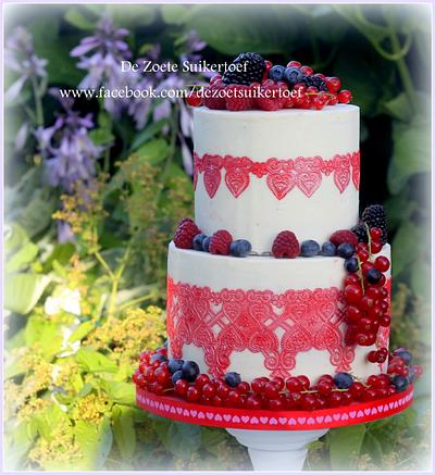 Red Velvet, lace and ganache only..... - Cake by De Zoete Suikertoef