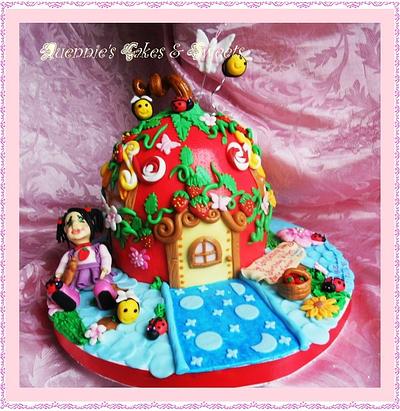 Strawberry House Cake - Cake by quennie