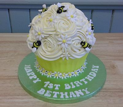 Bees and Daisies - Cake by Wendy 