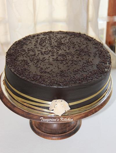 Simplicity in chocolate and gold - Cake by tangerine