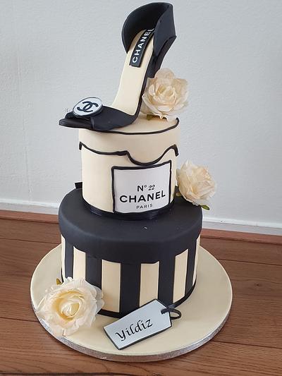 Classy cake with handmade shoe  - Cake by Cake Rotterdam 
