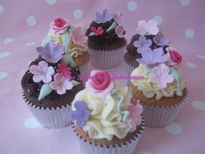 Pretty Flower Cupcakes - Cake by Sam Harrison
