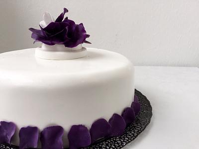 Wedding cake and cupcakes - Cake by DinaDiana