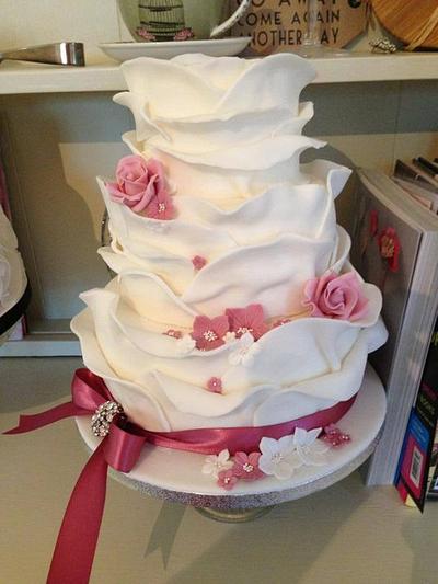 Ruffle wedding cake - Cake by Lianne