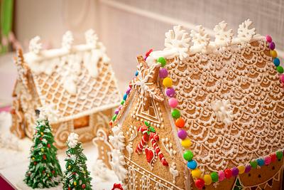 Christmas is coming - Cake by The Hot Pink Cake Studio by Ipshita