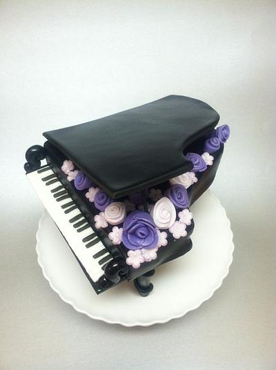 Baby Grand Piano cake topper - Cake by Karen Seeley
