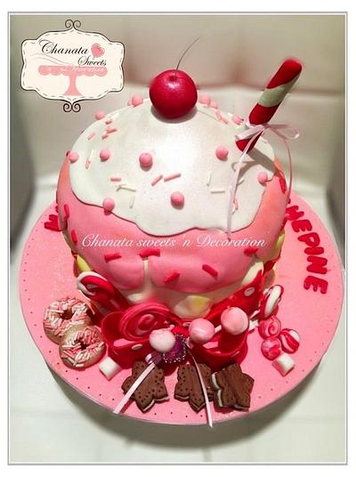 Giant cupcake and cupcakes macaroon - Cake by Chanatasweets