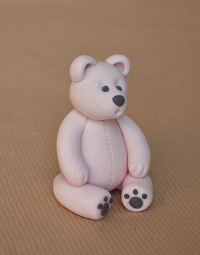 Gumpaste teddy bear cake topper - Cake by Nori