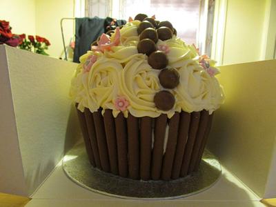 Giant cupcake - Cake by Hellocupcake