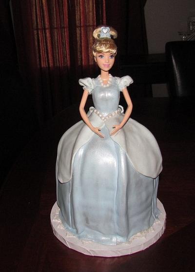 Cinderella Cake - Cake by Jaybugs_Sweet_Shop
