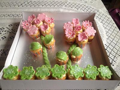mini cupcake flower - Cake by Witty Cakes