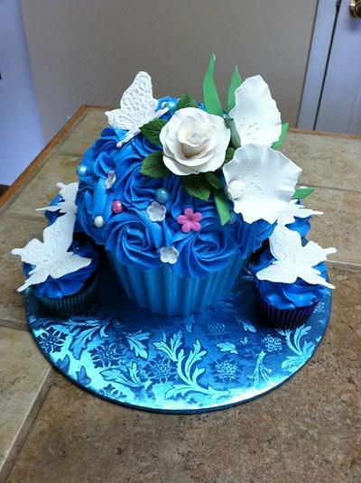 Giant cupcake cake and cupcakes - Cake by Tetyana