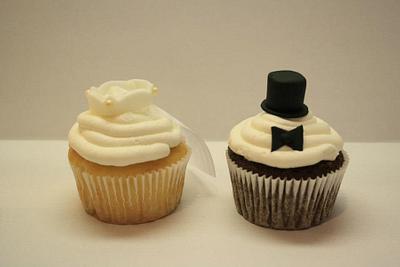Bride and Groom cupcakes - Cake by Lisa