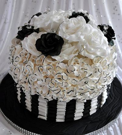 Ruffles and roses - Cake by Icing to Slicing