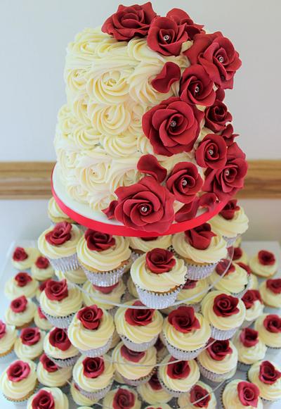 Red Roses - Cake by Candy's Cupcakes