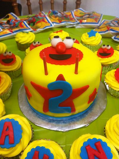 Elmo cake and cupcakes - Cake by StephS