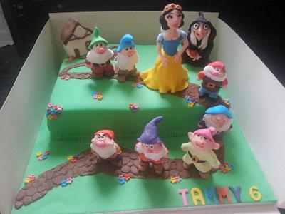 Snow white & seven dwarfs - Cake by Tracy's Treats