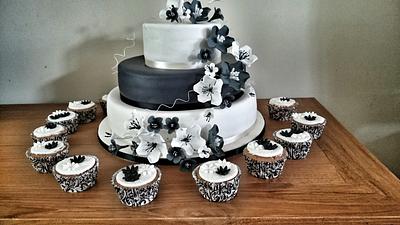 Weddingcake with black and white sugar flowers - Cake by Pauliens Taarten