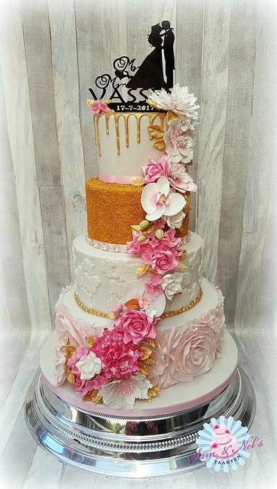 Weddingcake gold with pink ruffles - Cake by Sam & Nel's Taarten