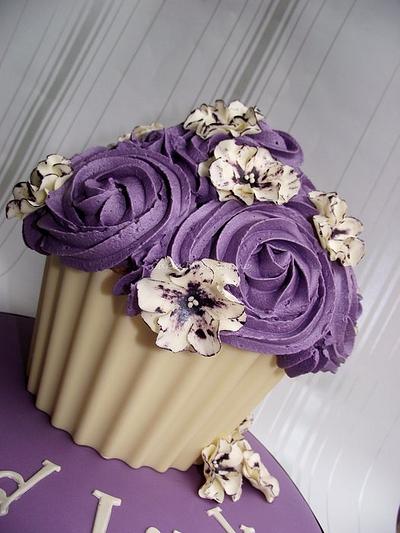 purple giant cupcake - Cake by suzanneflynn