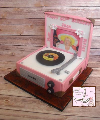 Vintage record player - Cake by Emmazing Bakes