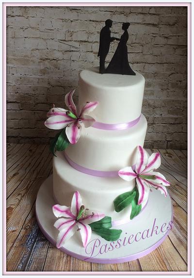 Weddingcake lily - Cake by Chantal den Uyl