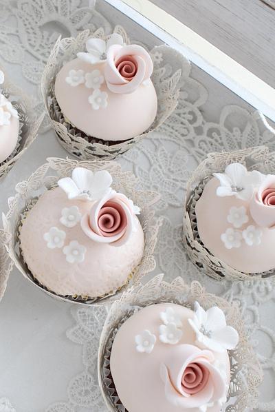 Pretty vintage cupcakes - Cake by Cakes2Kreate