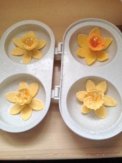 Daffodils - Cake by Julia 