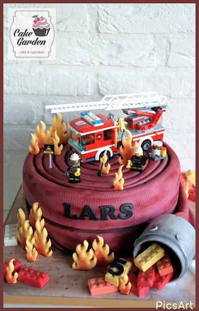 Fire! Firehosecake with a Lego city firetruck - Cake by Cake Garden 