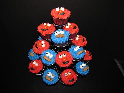 cookie monster and elmo cupcakes - Cake by heatherbeene