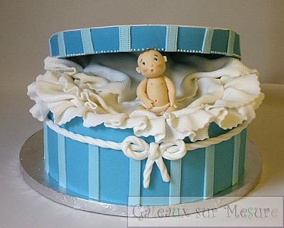 Baby box cake - Cake by Galina Duverne - Gâteaux Sur Mesure Paris