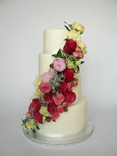 Wedding real rose flowers creation - Cake by Martina Matyášová