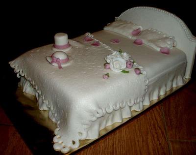 wedding bed - Cake by Táji Cakes