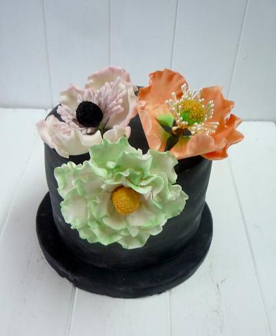 Birthday fondant black cake with flowers - Cake by Dulzura Extrema