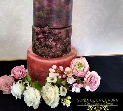 Sugar flowers are always welcome to any cake... - Cake by Sonia de la Cuadra