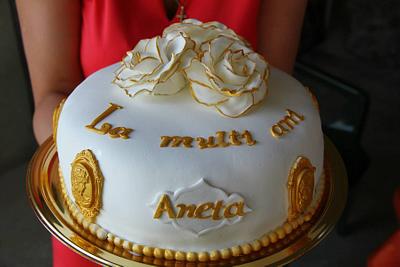 Vintage Gold & White Cake - Cake by My_sweet_passion