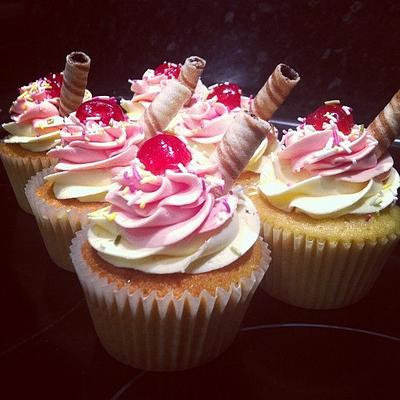 Ice cream sundae cupcakes - Cake by Hellocupcake