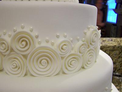 Rosettes and Pearls - Cake by Theresa
