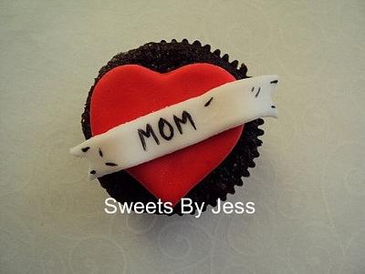 Mom (cupcake topper) - Cake by Jess B