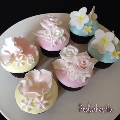 Fondant flower cupcake - Cake by Jen C